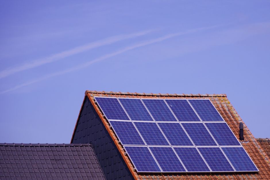 How Does Plug-In Solar Work? Microinverters & Sockets